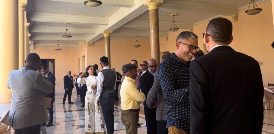 Abinader ofrece almuerzo a destacados artistas de merengue, bachata y urbanos en Palacio Nacional