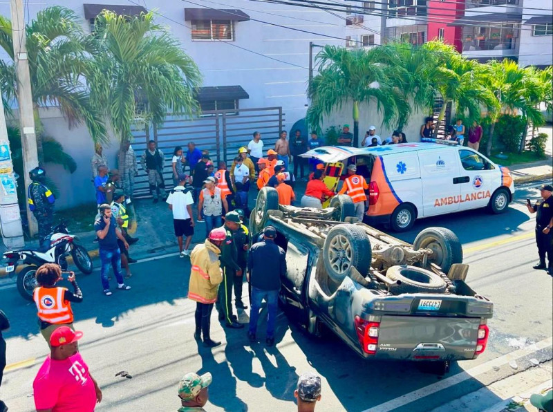 Se vuelca vehículo en el Puente Juan Carlos y varias personas resultan heridas