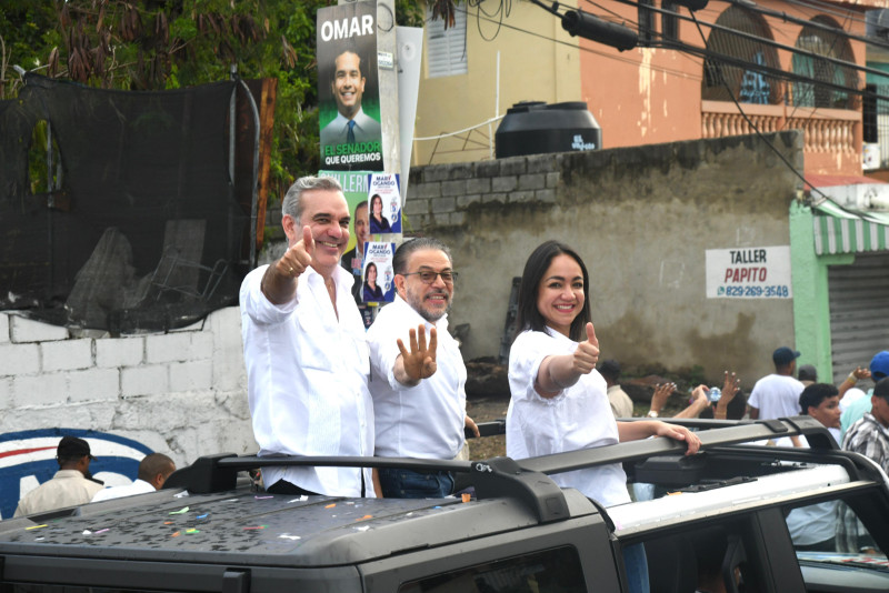 Abinader encabeza multitudinaria caravana en el Distrito Nacional