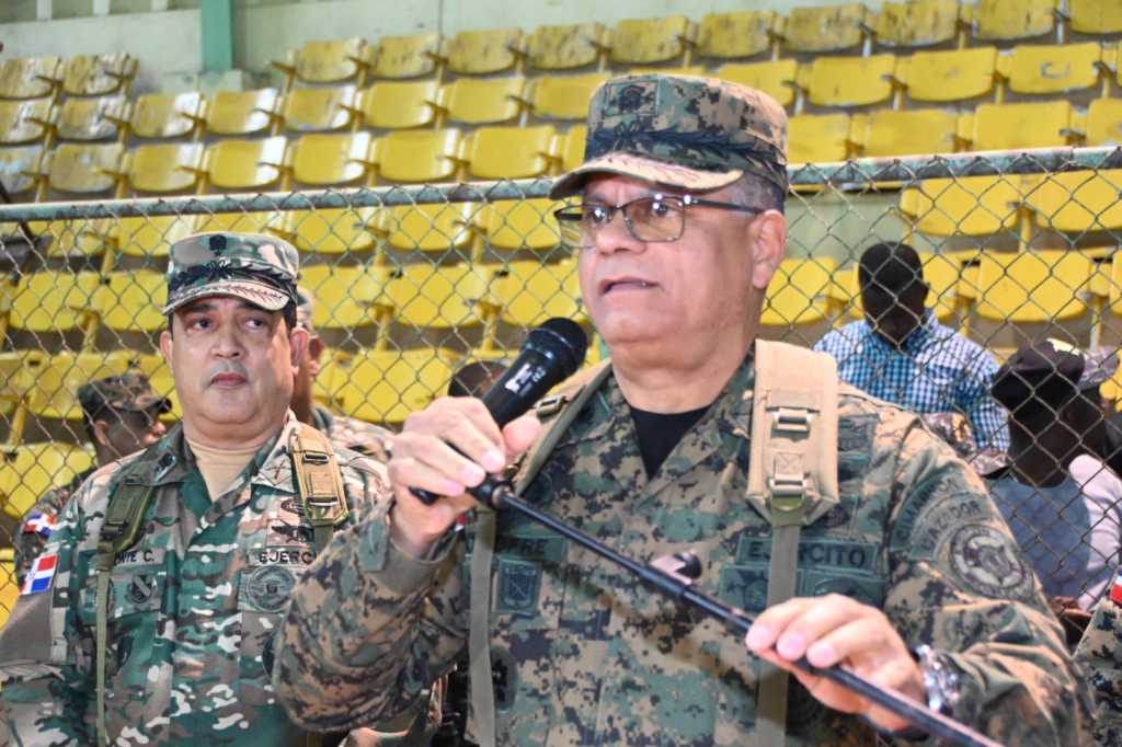 Comandante del Ejército encabeza Operativo seguridad ciudadana en el gran Santo Domingo