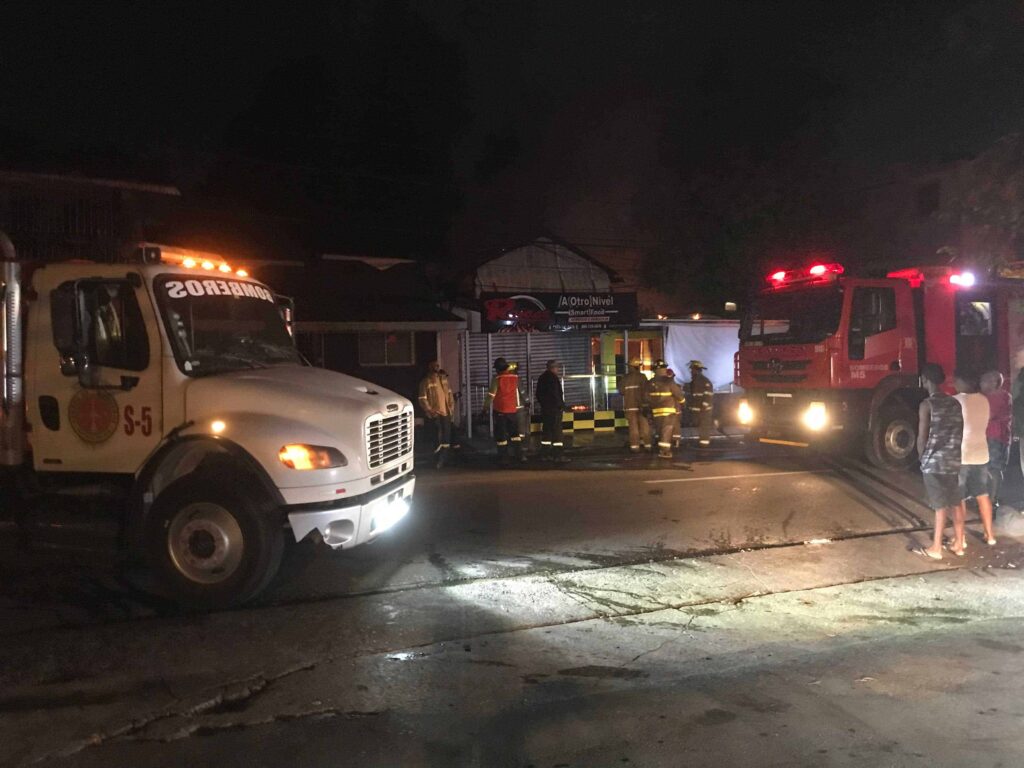 Incendio destruyó tres locales comerciales en Santiago