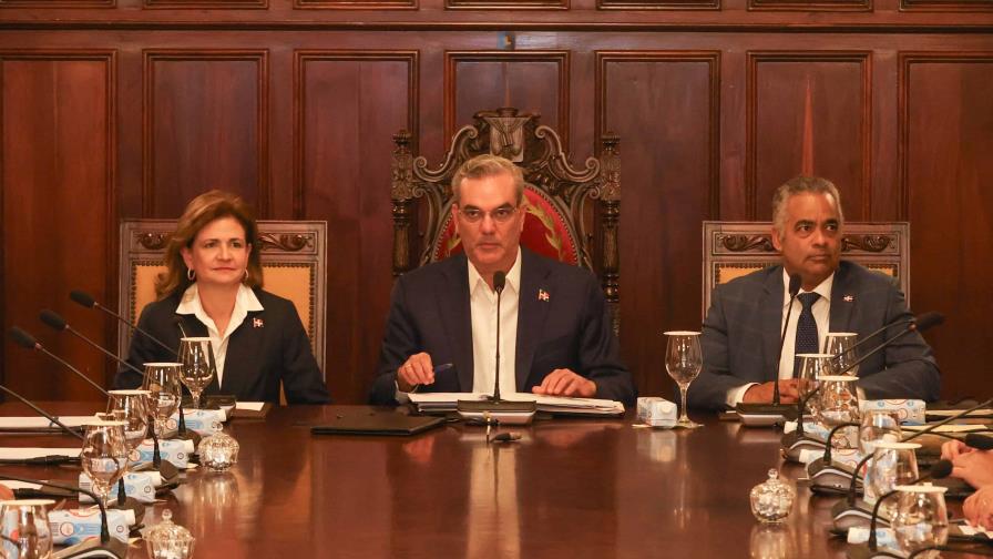 Abinader sustituye a cuatro gobernadoras que participan en elecciones