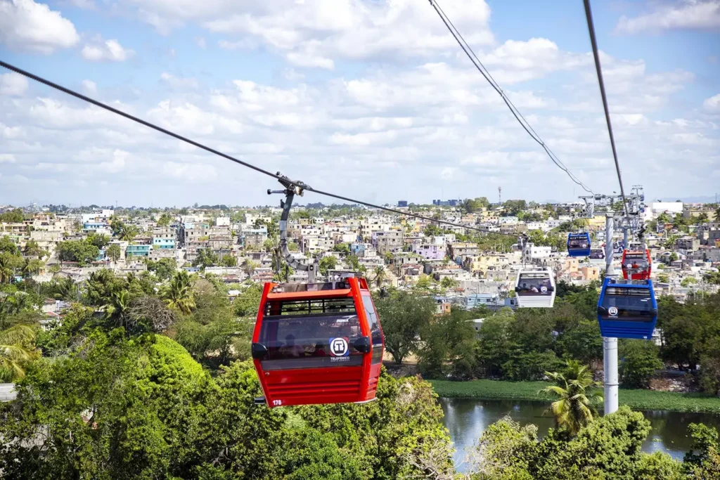 Se detiene Teleférico de Santo Domingo con pasajeros en cabinas