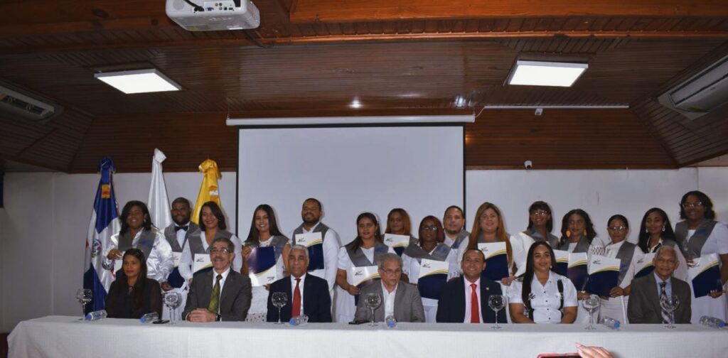 Regional del Distrito del CMD gradúa 118 profesionales en Gestión Hospitalaria y Nutrición Clínica