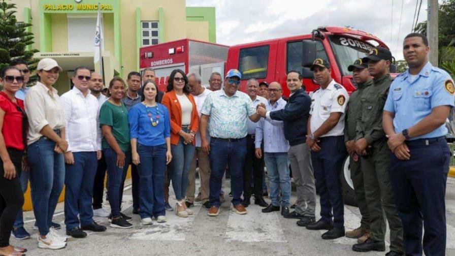 911 equipa a Cuerpos de Bomberos con entrega de un camión de última generación en Bayahíbe