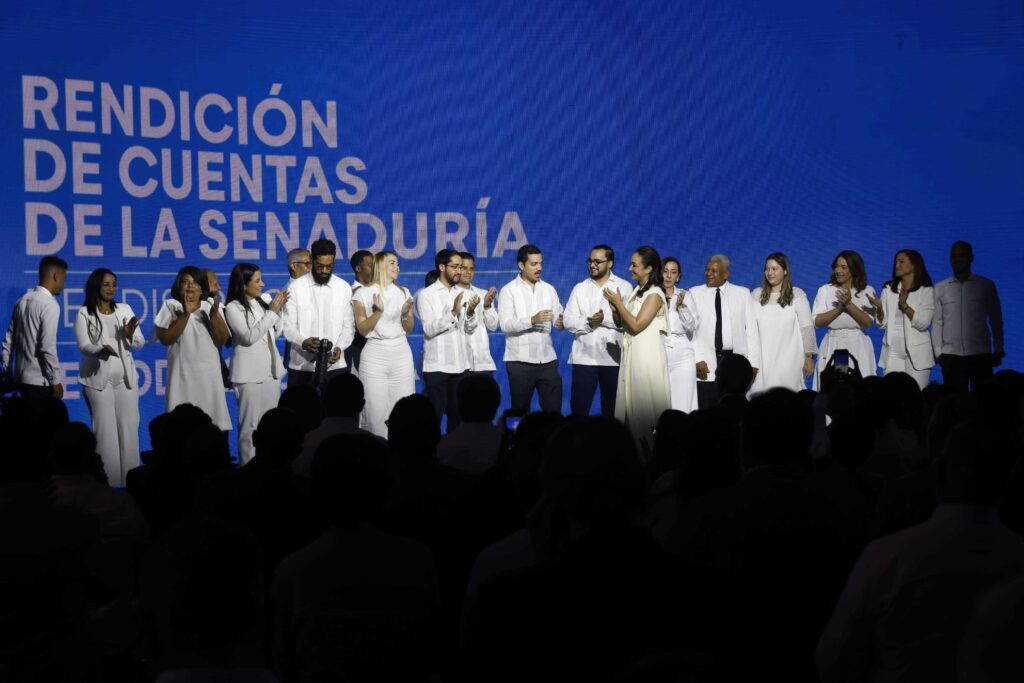 Faride exhibe sus frutos en el Senado en un vistoso acto junto al presidente