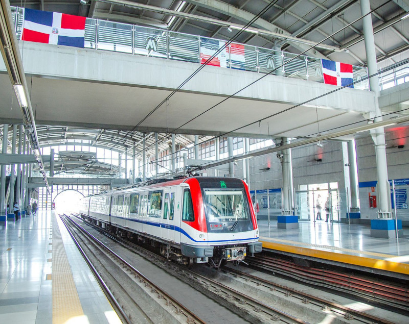 Mujer resulta herida tras caer panel de luz de una estación del Metro de Santo Domingo