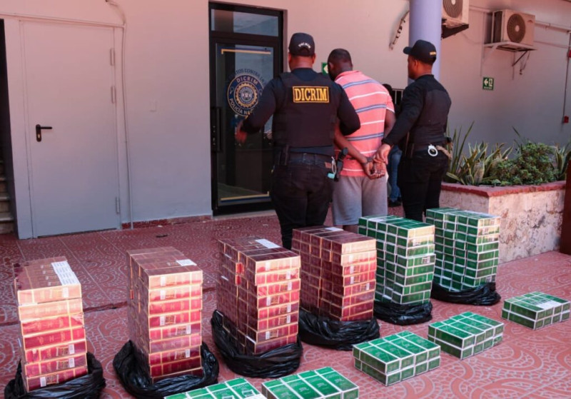 Policía apresa a un hombre que transportaba cerca de 8,000 unidades de cigarrillos de forma ilegal