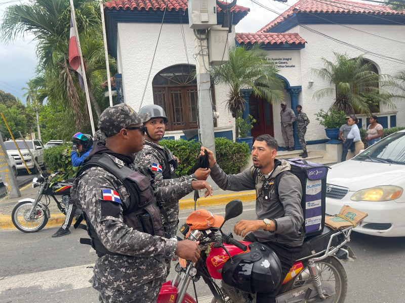 Policía Nacional realiza operativos en contra de motoristas que portan pasamontañas en Santiago