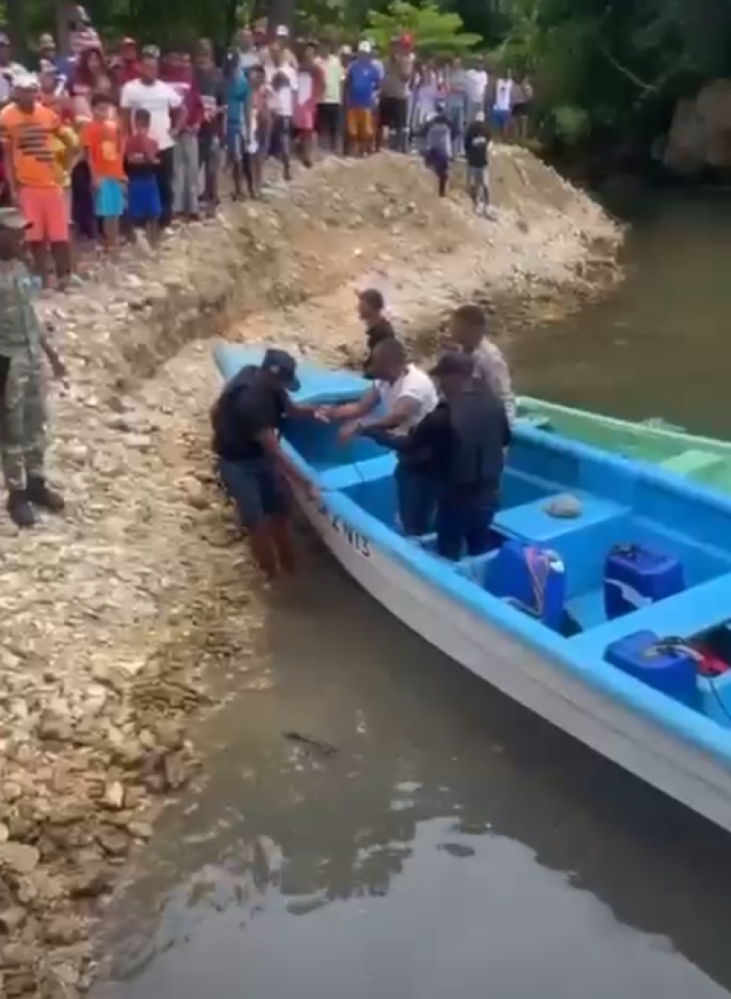 Rescatan a 17 personas que naufragaron en costas de Cabrera