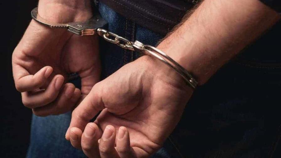 Apresan a hombre acusado de usurpar identidad de fiscal y estafa por 350,000 pesos en Santiago