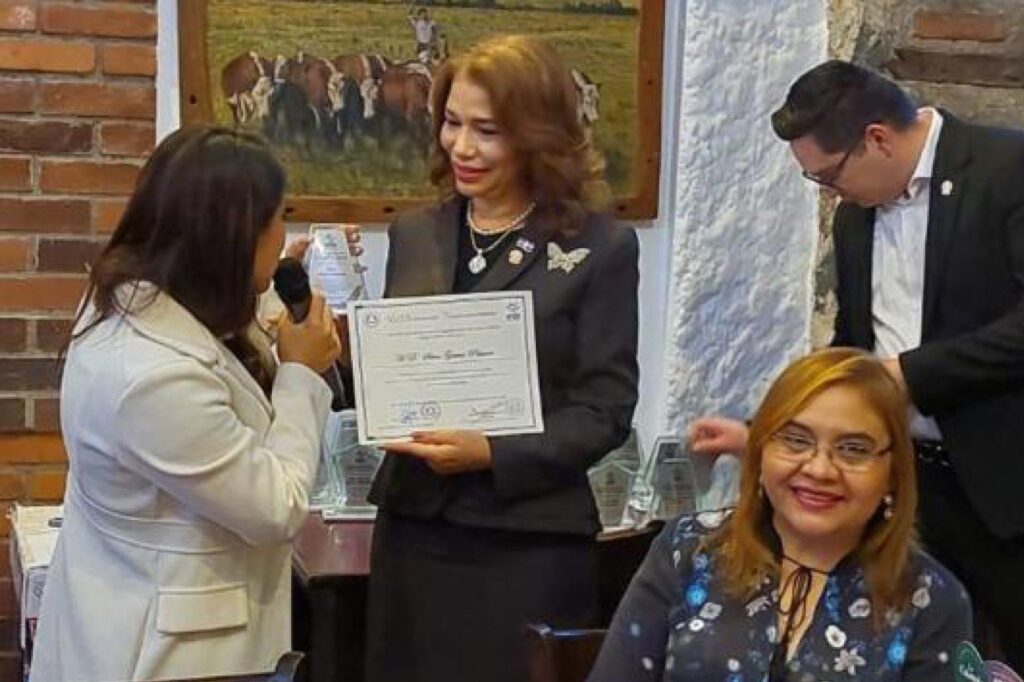 Reconocen trayectoria de la presidenta del PARLACEN, Silvia García