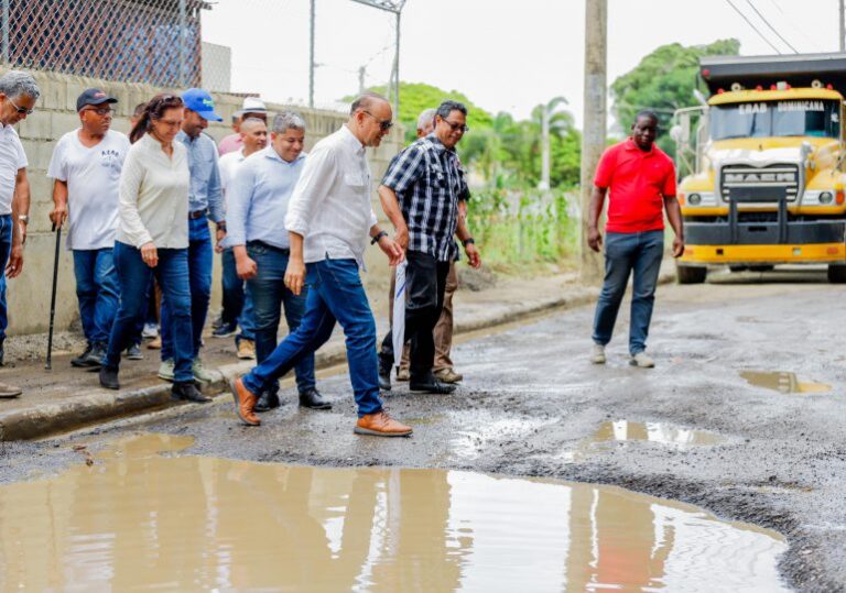 Ulises Rodríguez con el objetivo de encontrar una solución al deterioro de sus calles principales.