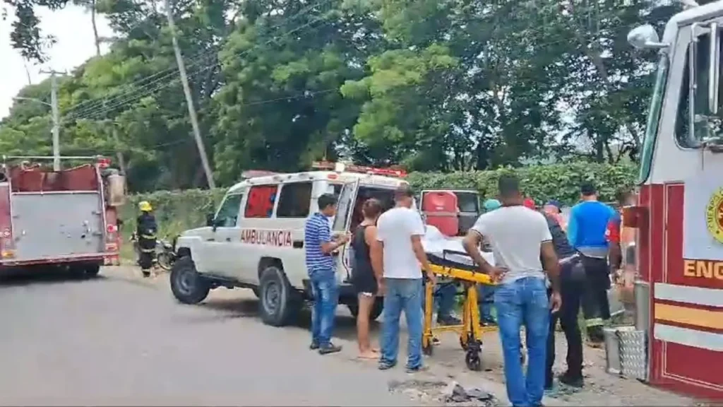 Desconocidos a bordo de motocicleta matan a tiros un hombre y hieren mujer