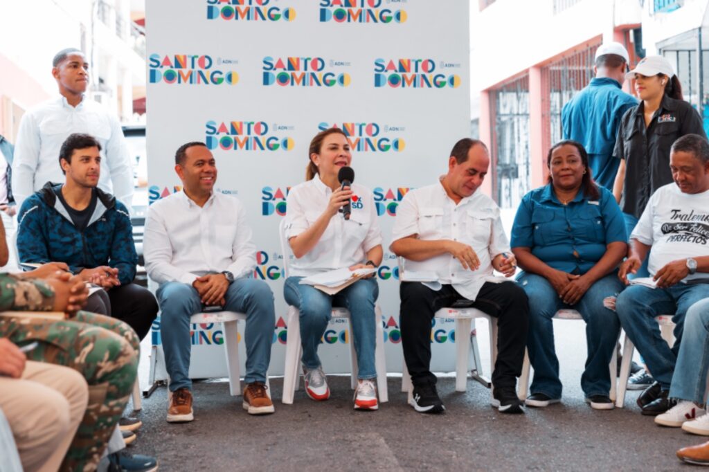 Alcaldesa Carolina Mejía escucha a comunitarios de San Miguel y lleva soluciones