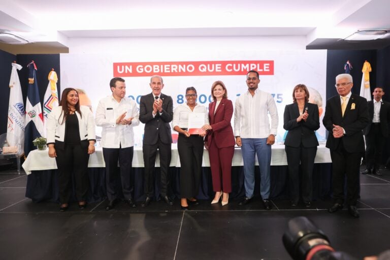 MESCyT entrega becas a estudiantes meritorios