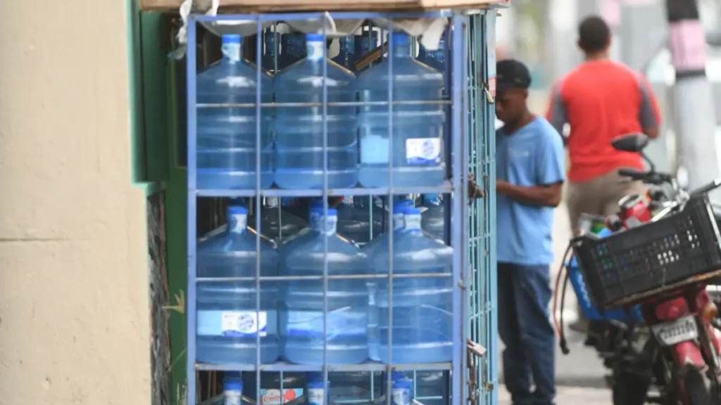 Envasadoras de agua acuerdan con Pro Consumidor proteger botellones del sol en un plazo de 90 días