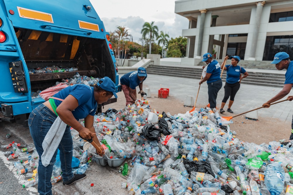 ADN limpia alrededores del Palacio Municipal simultáneamente a realización de Plásticos por Escolares