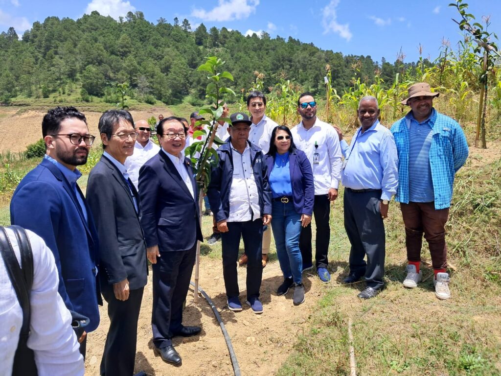 Enviado de Japón ante juramentación presidente Abinader visita junto a director IAD proyecto de Peras Japonesas en Constanza