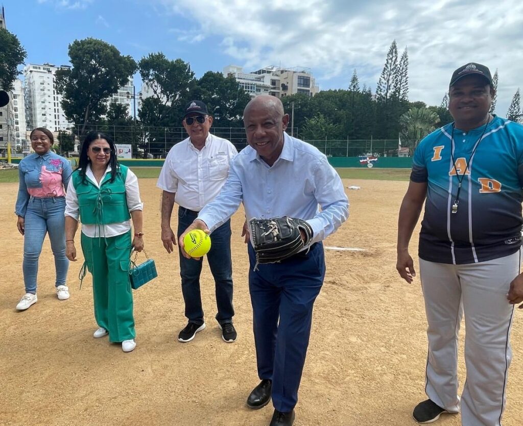 Director IAD lanza primera bola en intercambio deportivo de softbol con equipo de Inespre