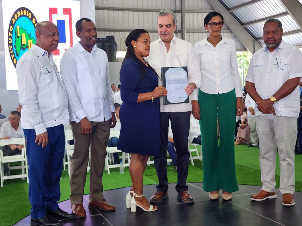 Director IAD participa en primera entrega títulos definitivos del nuevo cuatrienio presidente Abinader