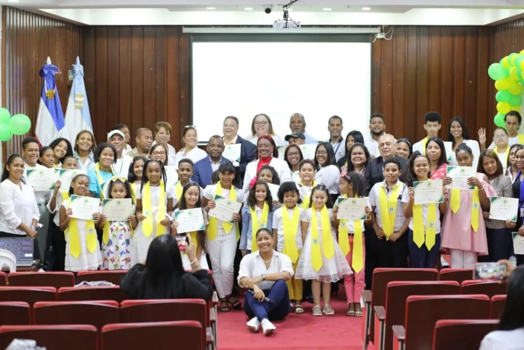 Cooperativa del IAD reconoce 25 estudiantes meritorios hijos de socios