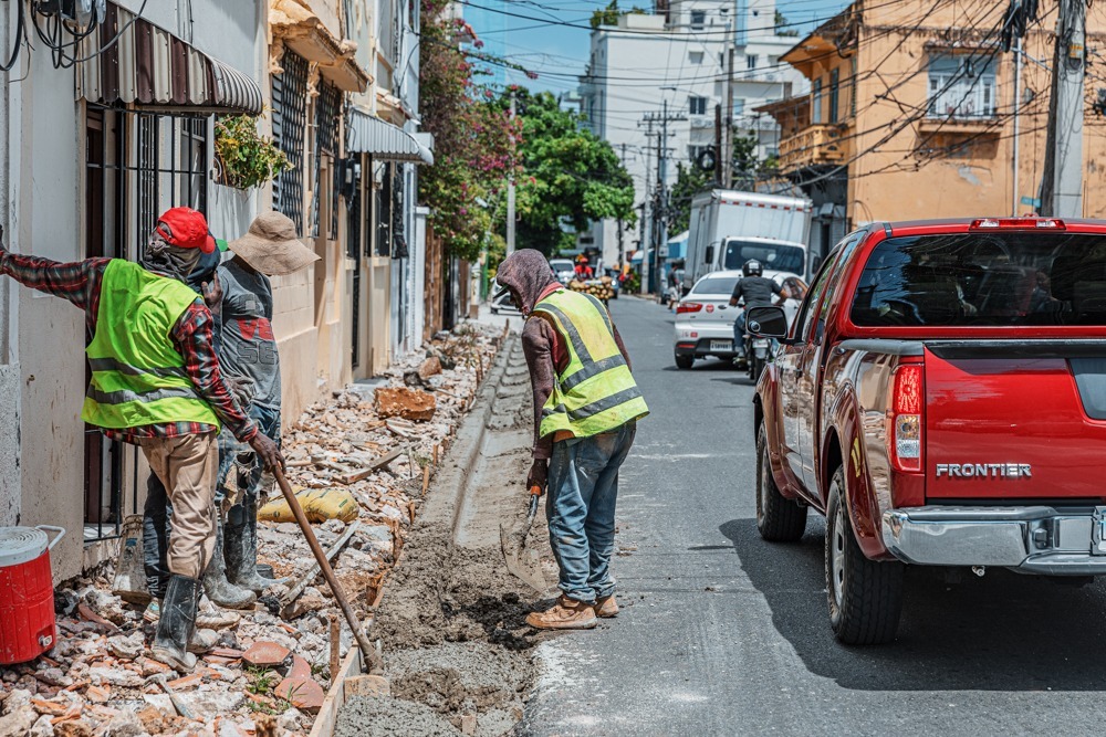 Alcaldía del Distrito Nacional construye aceras, contenes e imbornales en varios sectores de la capital