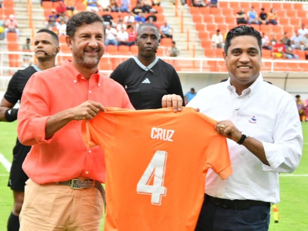 Ministro de Deportes, Kelvin Cruz, felicita al Cibao Fútbol Club por su quinto título en la LDF