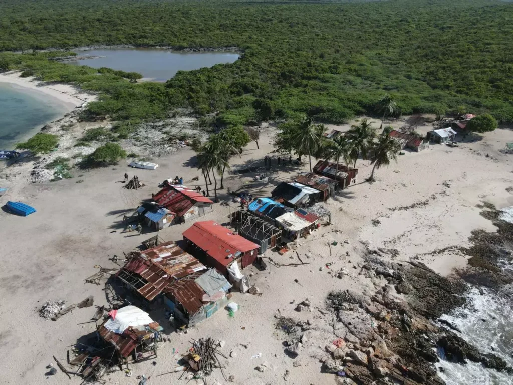 SENPA y la Armada realizan demolición de edificaciones ilegales en Cabo Rojo