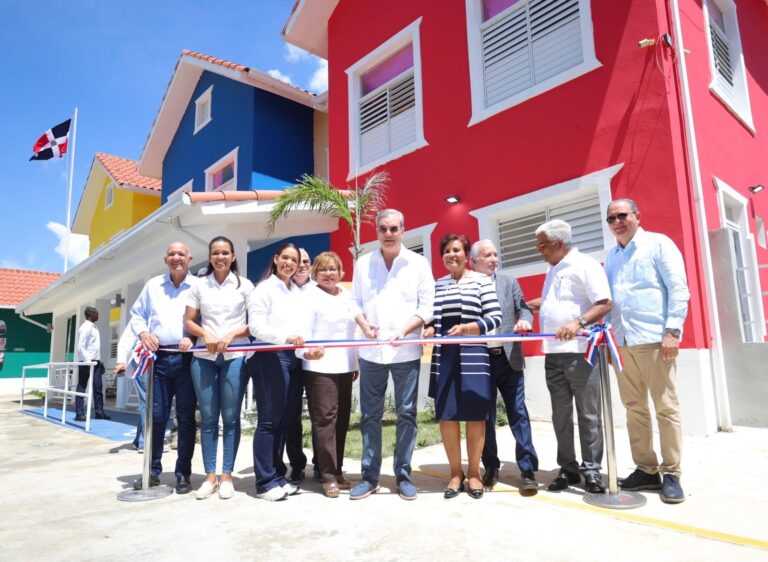 Presidente Abinader inaugura dos escuelas que benefician a 1,600 estudiantes y un CAIPI con capacidad para 250 niños y niñas en SDN