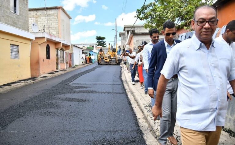 Deligne Ascención supervisa trabajos asfaltado y aceras y contenes en La Romana