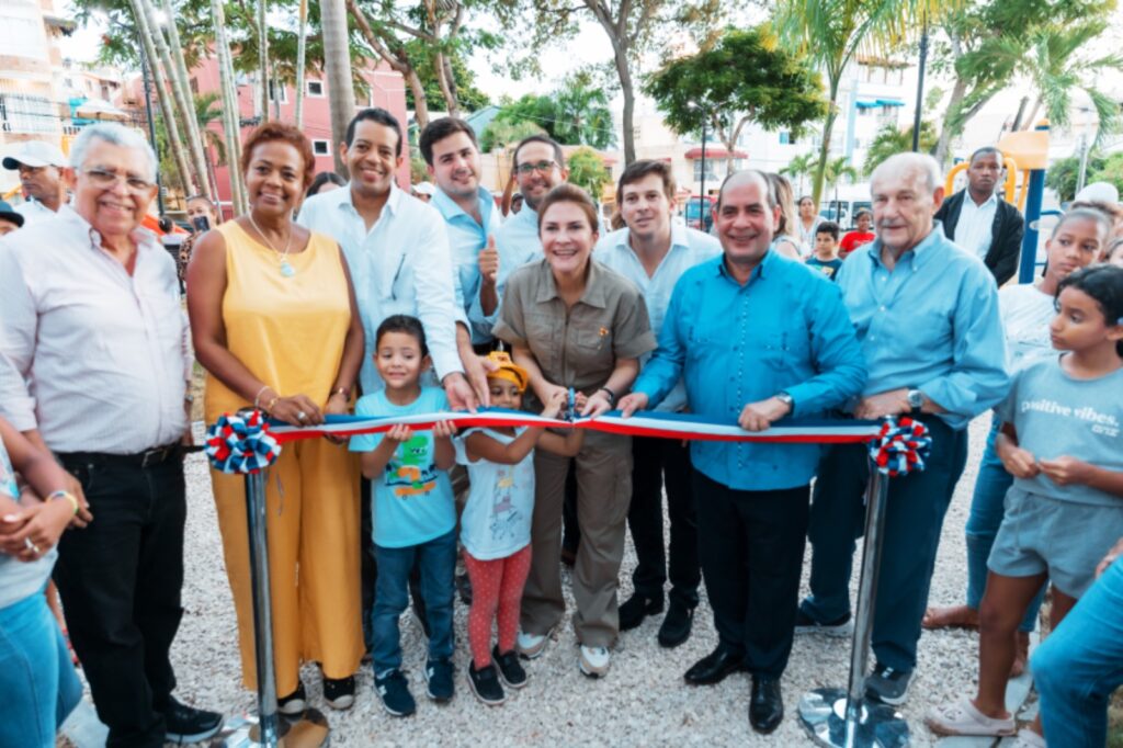 Alcaldía del DN inaugura el reconstruido parque Belisario Curiel; Constructora Bisonó dona juegos del área infantil