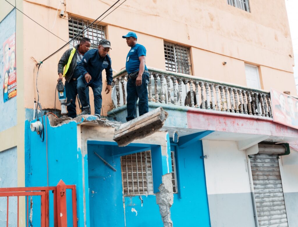 ADN cierra bancas que ocupaban aceras, retira chatarras y clausura taller en Ensanche Quisqueya tras jornadas de concientización