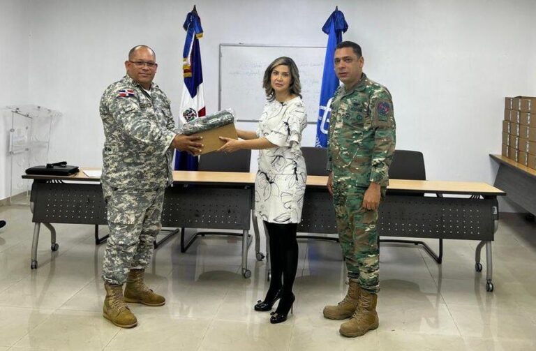 Ministerio de Defensa entrega kits de uniformes al personal militar de la PGR