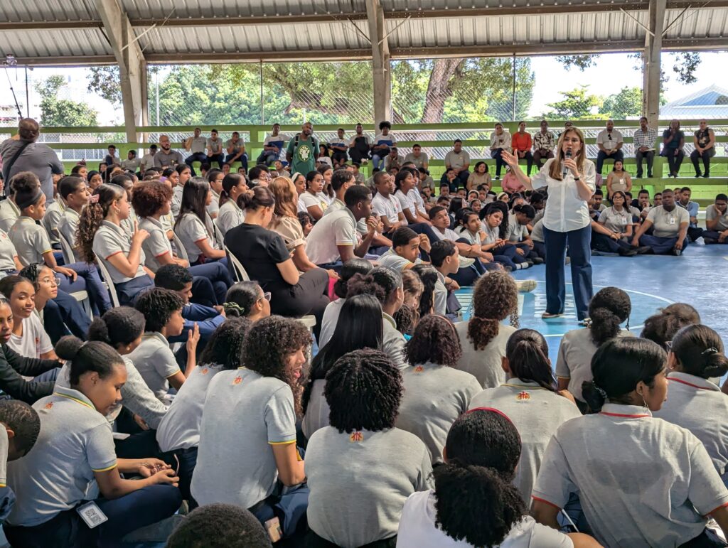 Carolina Mejía lleva a centros educativos programa de charlas sobre manejo de residuos sólidos y responsabilidad ciudadana