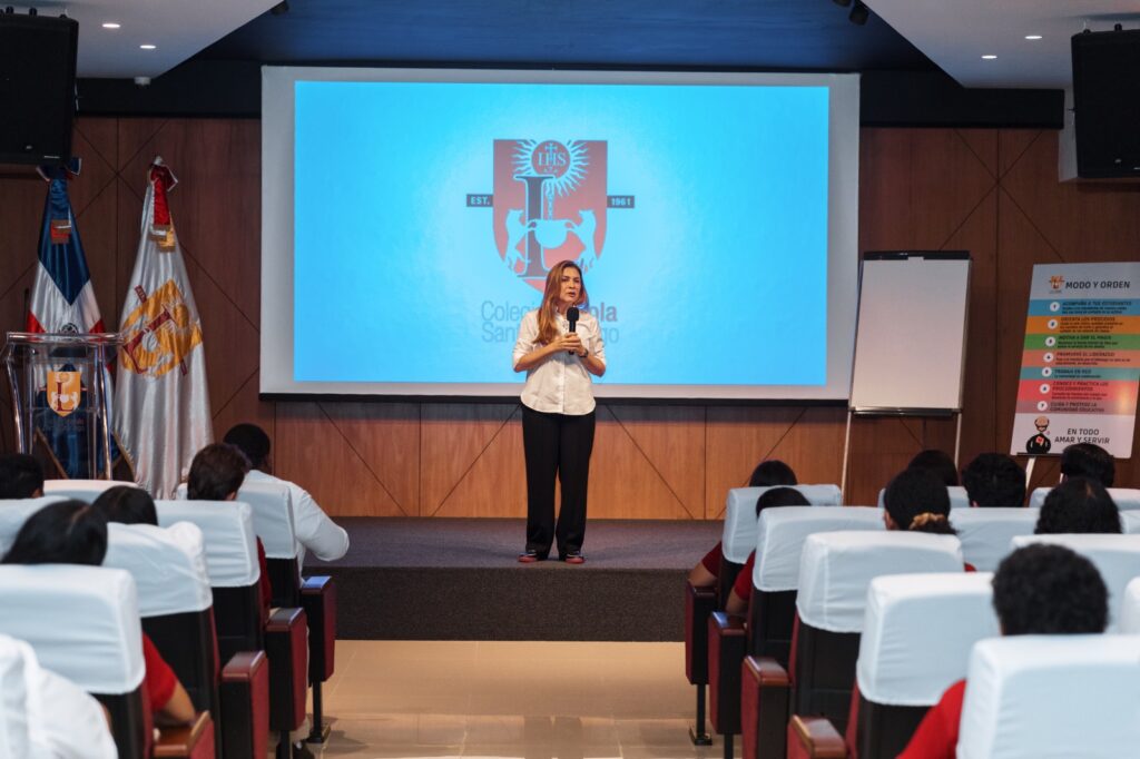 Carolina Mejía lleva charla de responsabilidad ciudadana a estudiantes de Loyola