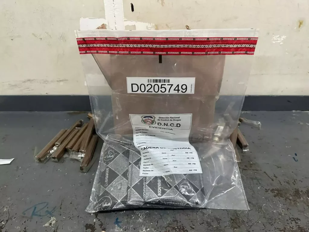 Ocupan cinco láminas de cocaína camufladas en cajas de tabacos