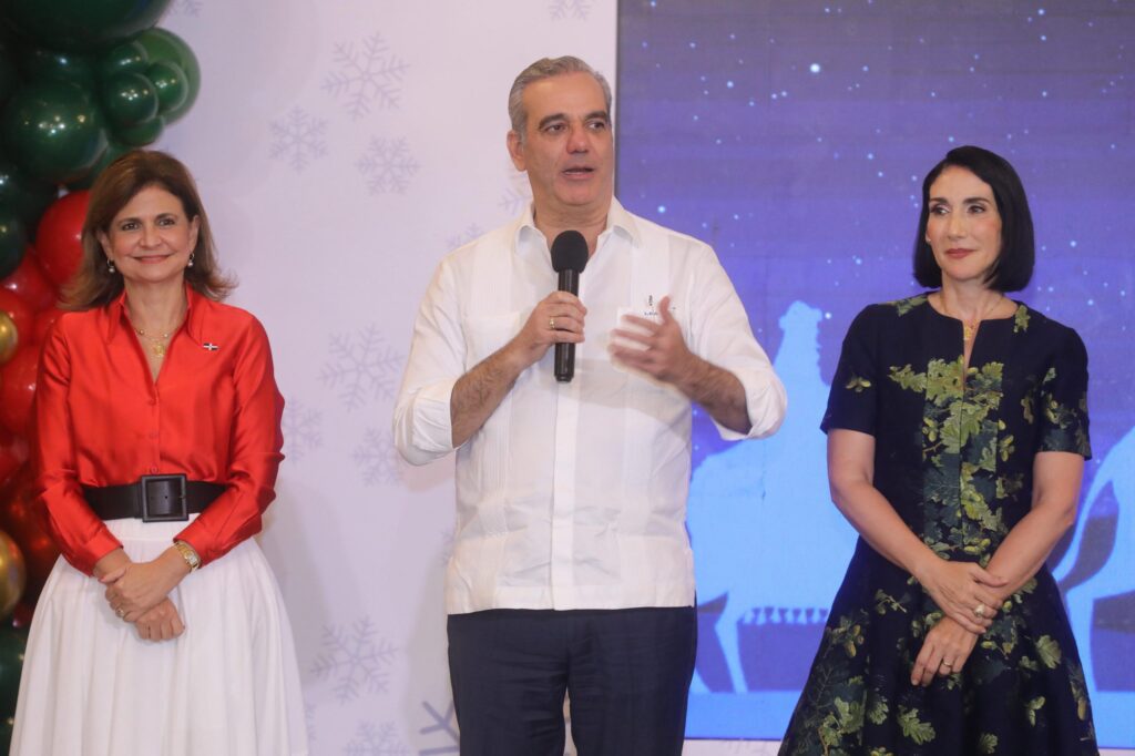 Con encendido de árbol navideño, dan la bienvenida a la Navidad en Palacio Nacional