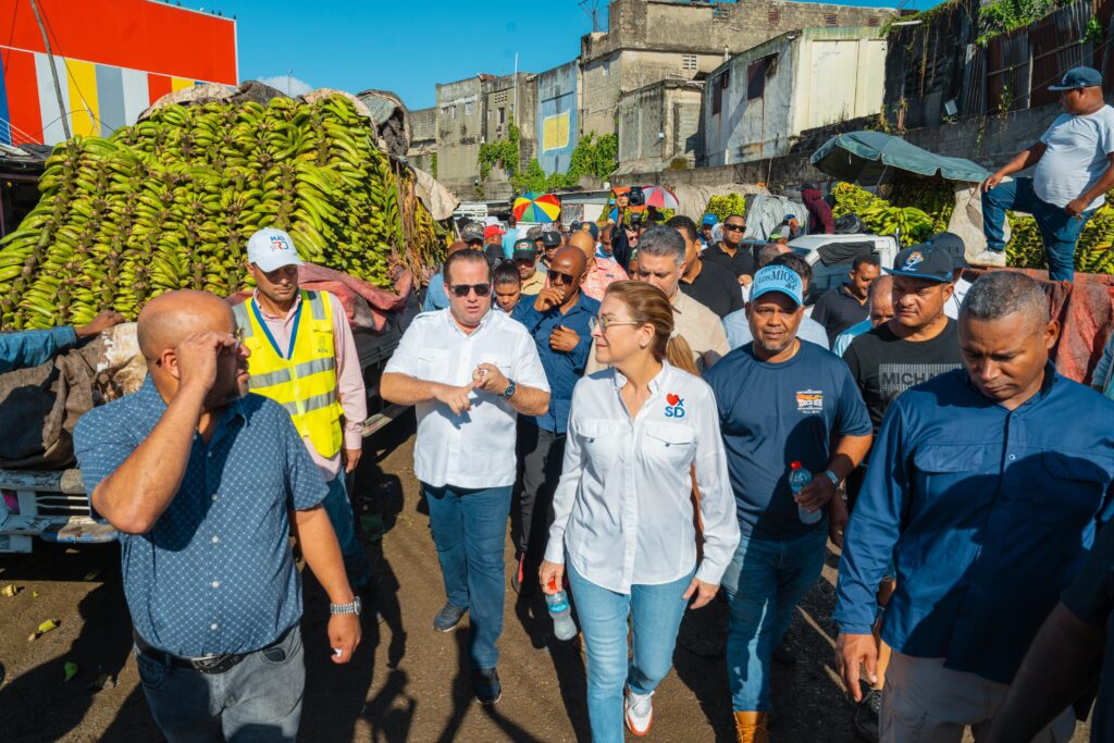 José Paliza y Carolina Mejía recorren mercados de la Duarte y Villas Agrícolas; planifican su readecuación