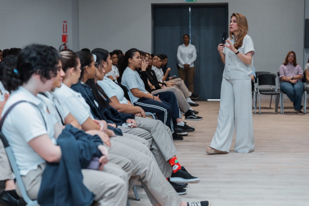 Alcaldesa Carolina Mejía conversa con estudiantes sobre responsabilidad ciudadana