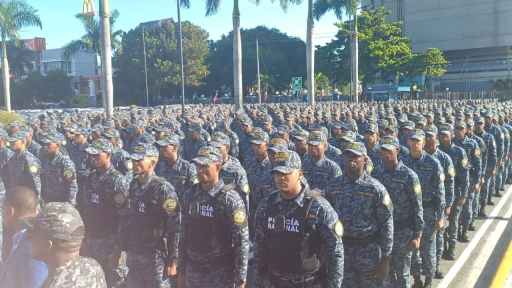 Con uniformes y vehículos nuevos, más 15 mil policías formarán parte de operativo navideño