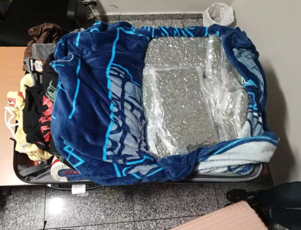 DNCD arresta dos hombres con 35 paquetes de marihuana en el AILA