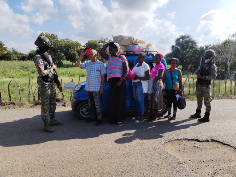 Miembros del Ejército detienen a migrantes haitianos indocumentados en Montecristi