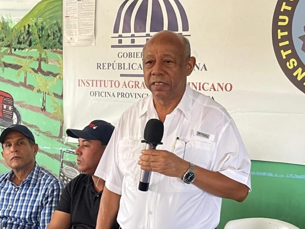 Director IAD evalúa con productores efectos de inundaciones en Puerto Plata