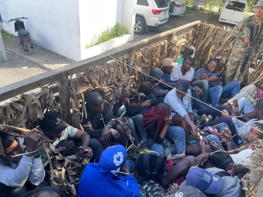 El Ejército detiene a 38 haitianos, 24 de ellos ocultos en un camión en Santiago