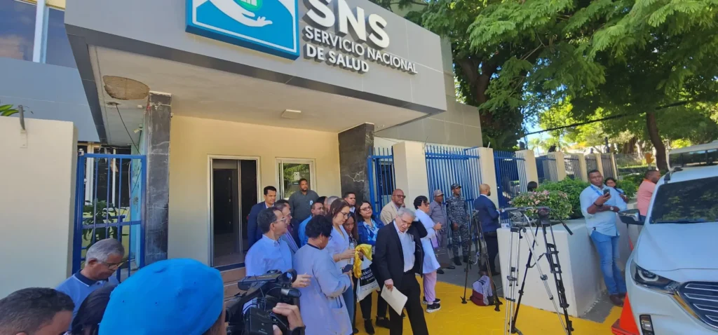 SNS y el Colegio Médico acuerdan reunión este sábado para lograr consenso