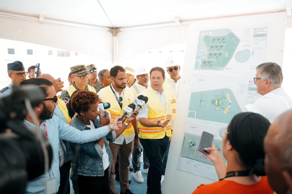 Ministro Bonilla supervisa avances en construcción del Centro Correccional de Las Parras