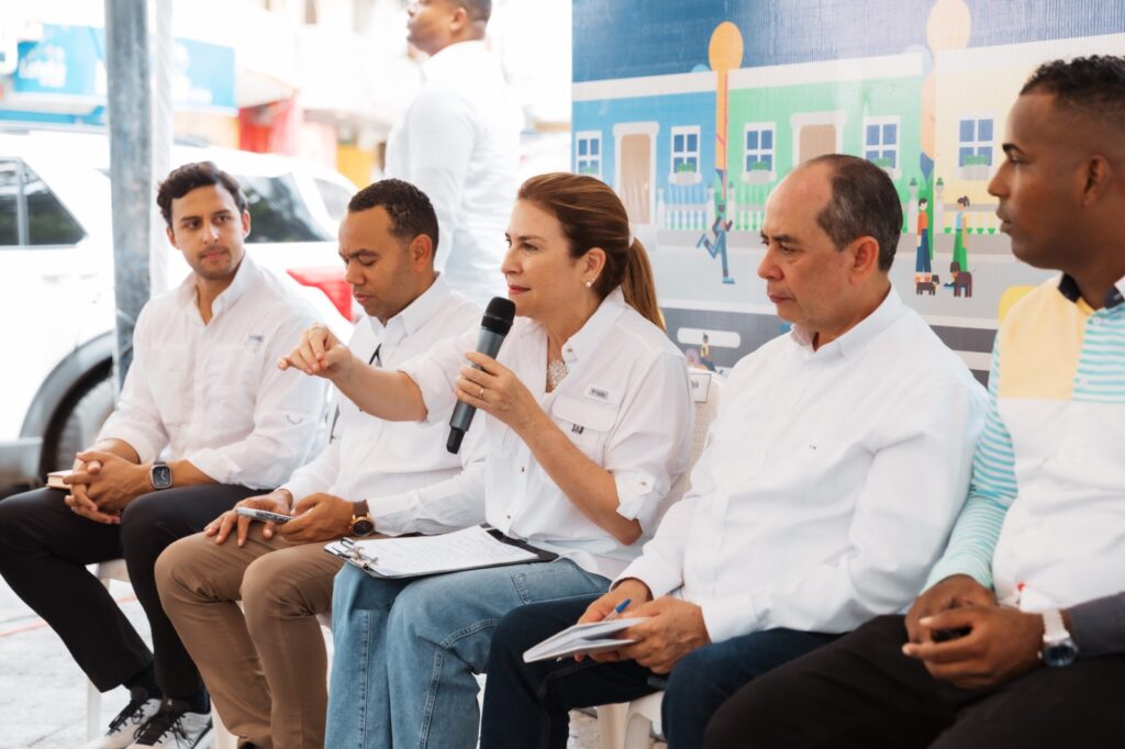Carolina Mejía toca la puerta de Los Praditos con el programa La Alcaldía Llega a Ti