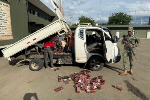 Ocupan contrabando de 80 mil cigarrillos ocultos en entre el chasis y cama de un camión en Santiago Rodríguez
