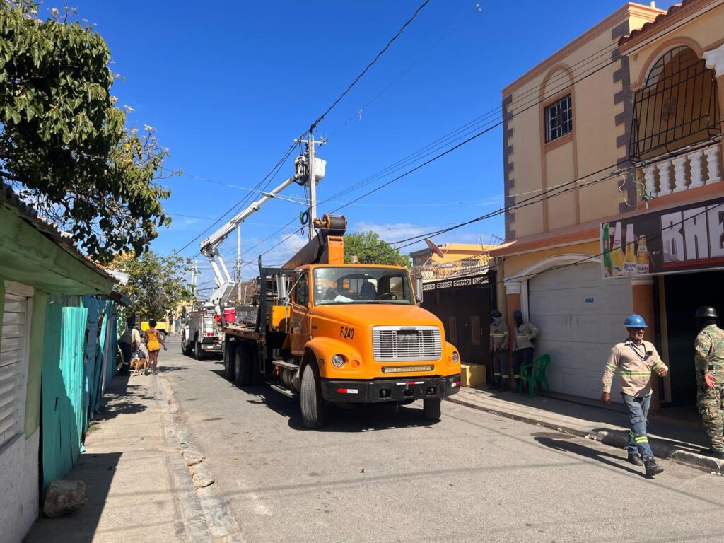 Edesur adecúa redes eléctricas, instala transformadores y normaliza clientes en Baní